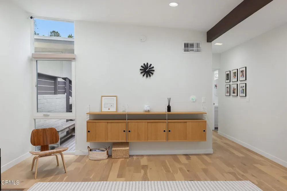 5148 Oakwood Avenue La Canada Flintridge, CA 91011