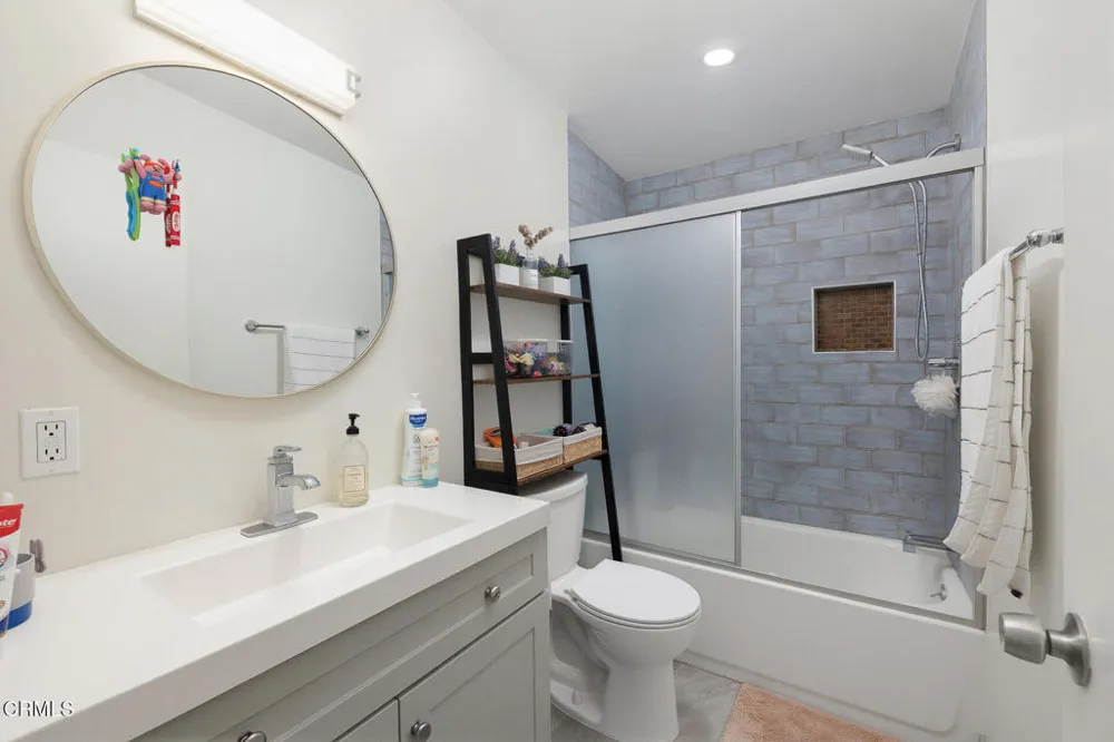 5148 Oakwood Avenue La Canada Flintridge, CA 91011