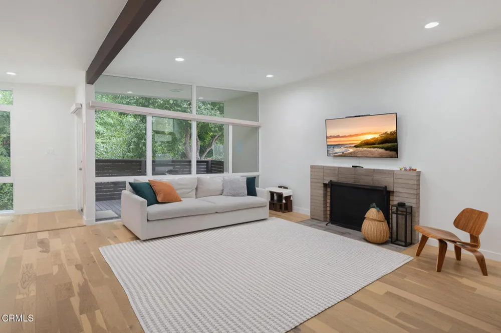 5148 Oakwood Avenue La Canada Flintridge, CA 91011