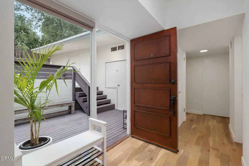 5148 Oakwood Avenue La Canada Flintridge, CA 91011