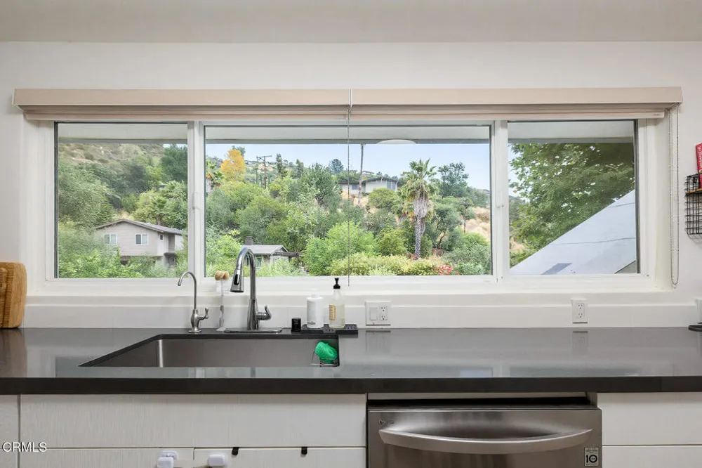 5148 Oakwood Avenue La Canada Flintridge, CA 91011