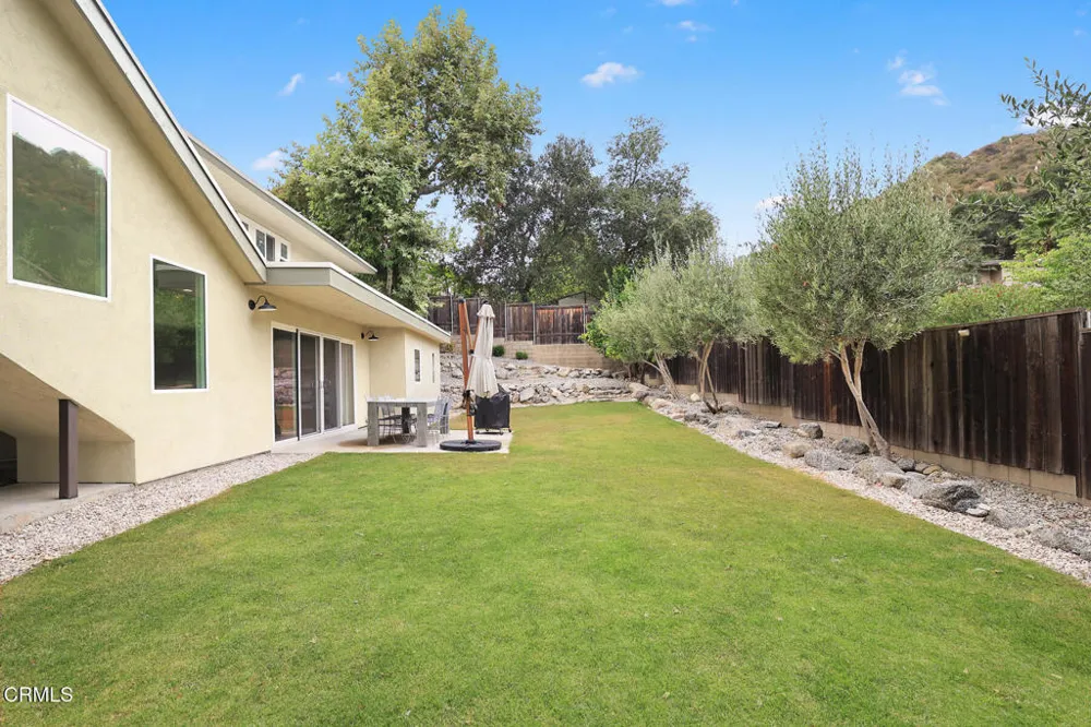 5148 Oakwood Avenue La Canada Flintridge, CA 91011