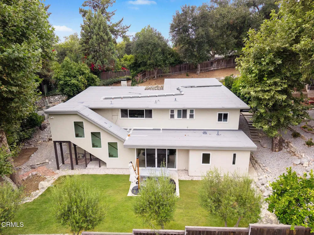 5148 Oakwood Avenue La Canada Flintridge, CA 91011