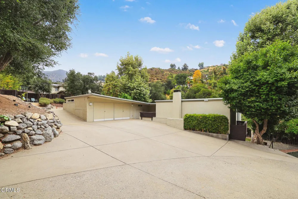 5148 Oakwood Avenue La Canada Flintridge, CA 91011