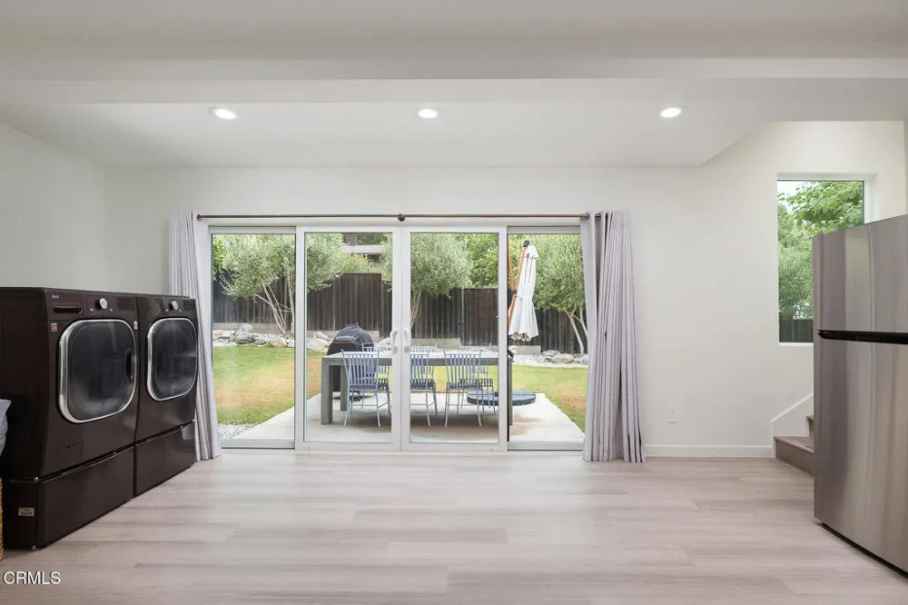 5148 Oakwood Avenue La Canada Flintridge, CA 91011