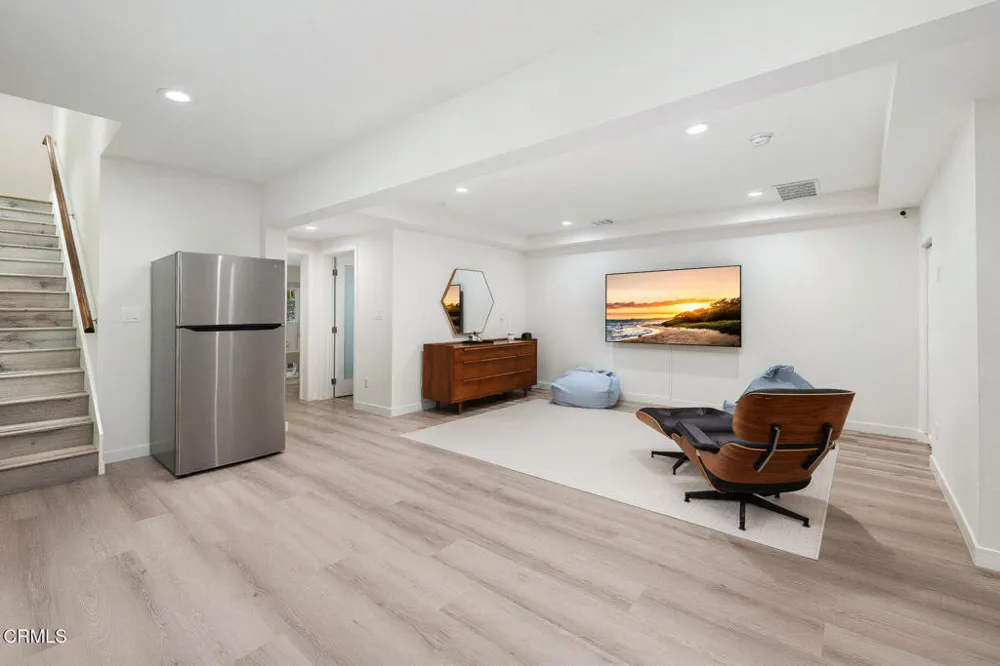 5148 Oakwood Avenue La Canada Flintridge, CA 91011
