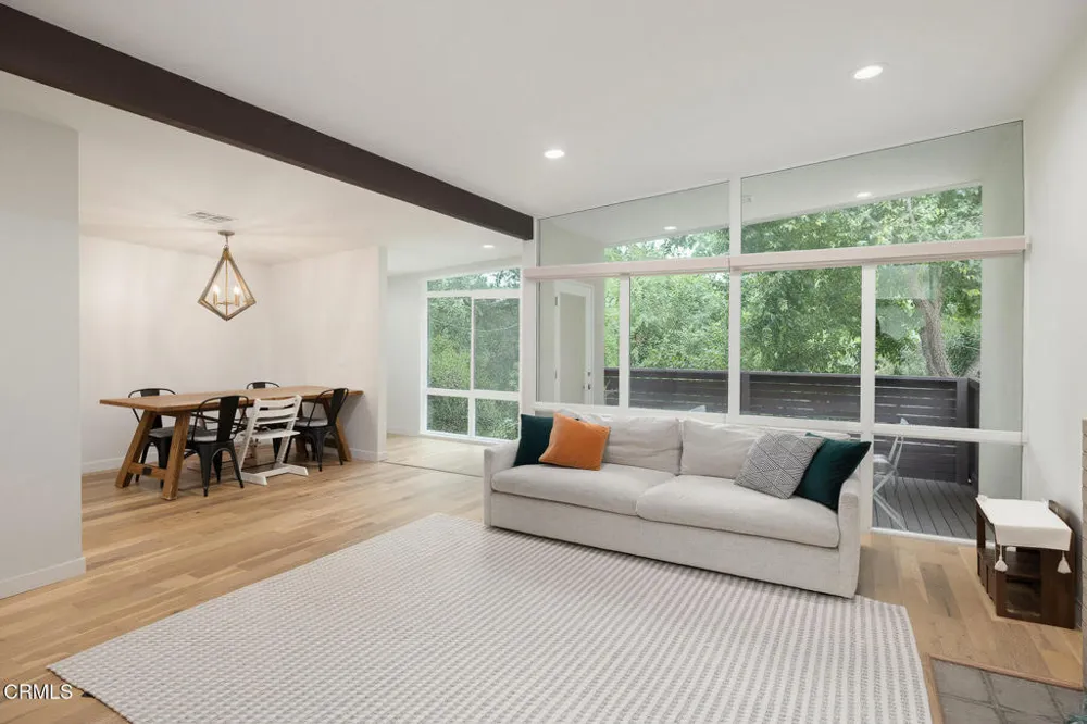 5148 Oakwood Avenue La Canada Flintridge, CA 91011