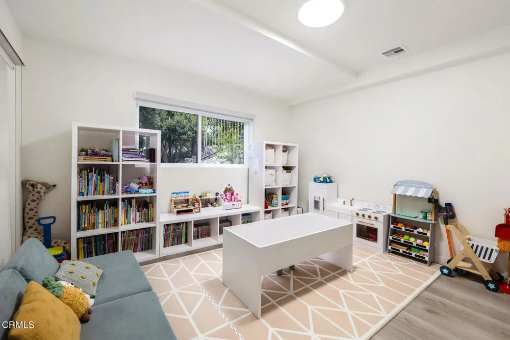 5148 Oakwood Avenue La Canada Flintridge, CA 91011