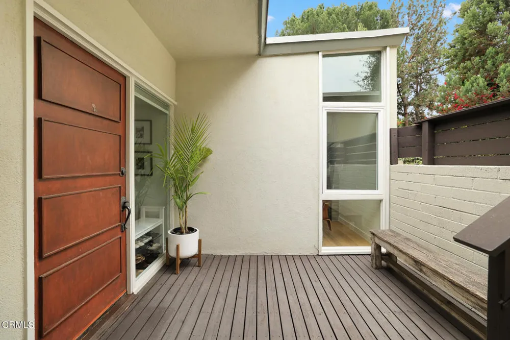5148 Oakwood Avenue La Canada Flintridge, CA 91011