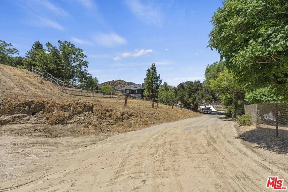 Hill St Val Verde, CA 91384