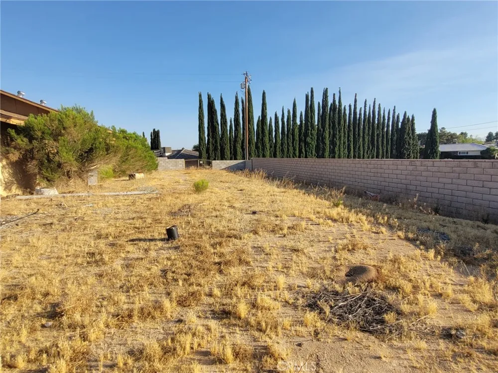 19381 Kinai Apple Valley, CA 92307