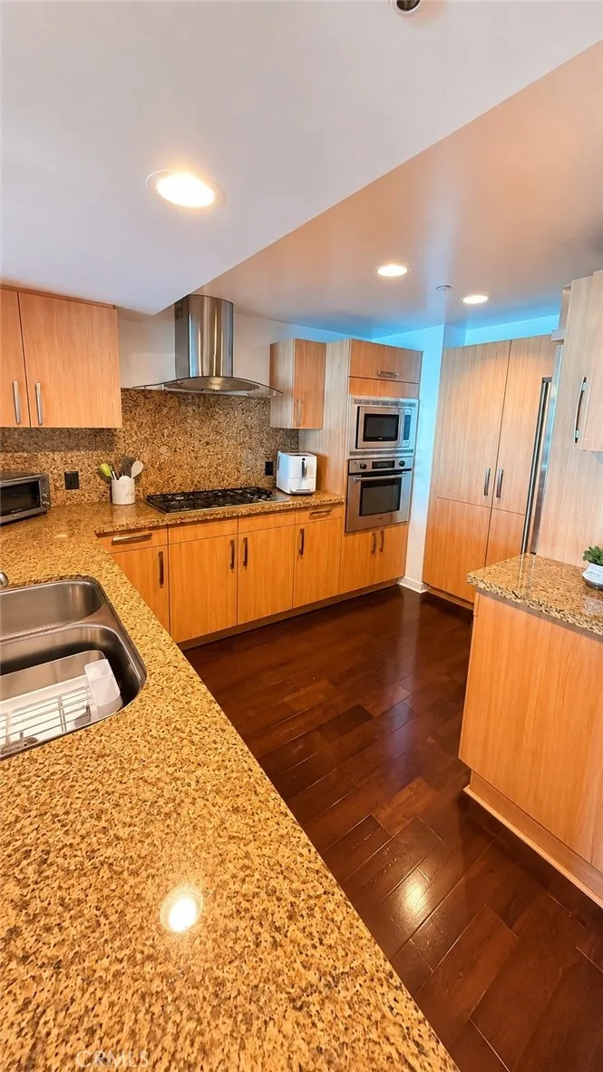 13650 Marina Pointe Drive #1708 Marina del Rey, CA 90292