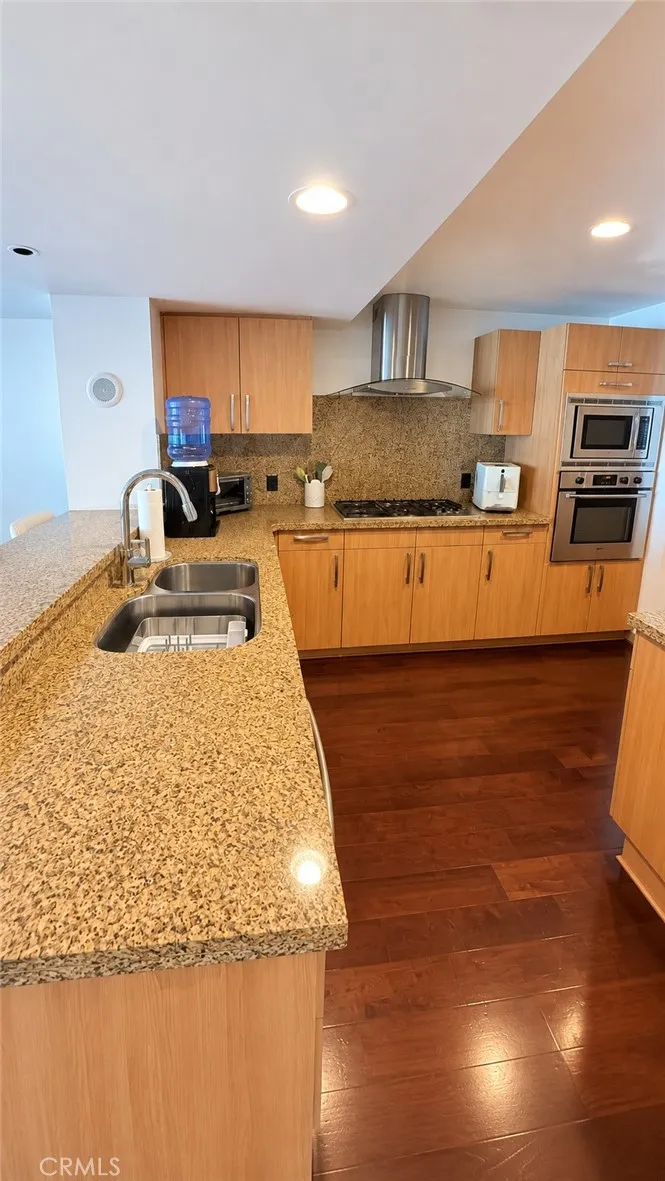 13650 Marina Pointe Drive #1708 Marina del Rey, CA 90292