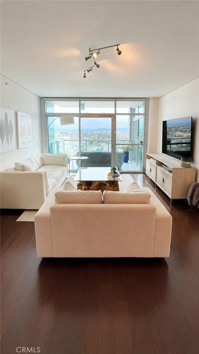 13650 Marina Pointe Drive #1708 Marina del Rey, CA 90292