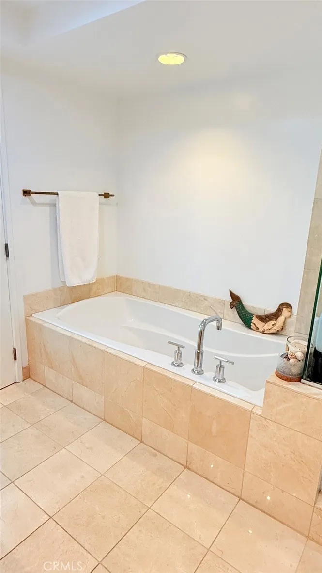 13650 Marina Pointe Drive #1708 Marina del Rey, CA 90292