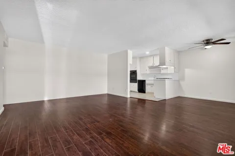 15540 Moorpark Street #7