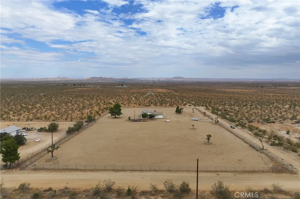 33535 170th E Llano, CA 93544
