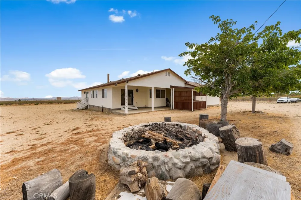 33535 170th E Llano, CA 93544