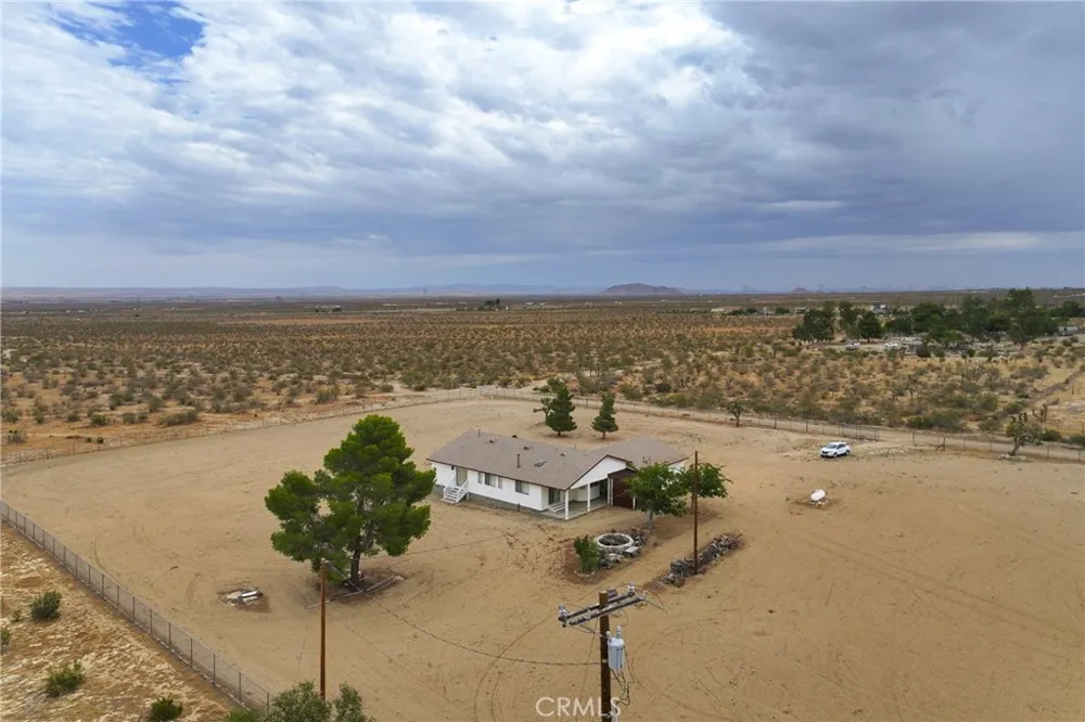 33535 170th E Llano, CA 93544