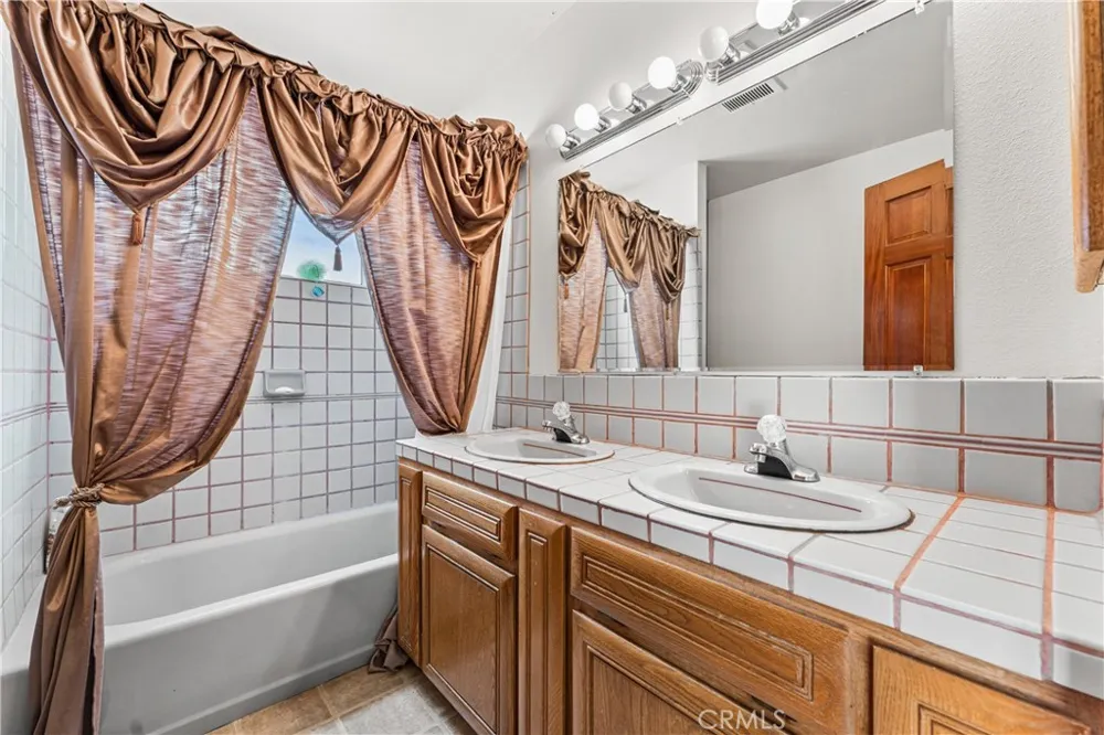33535 170th E Llano, CA 93544
