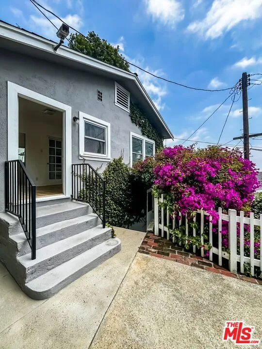 1233 Ozeta Terrace Los Angeles, CA 90069