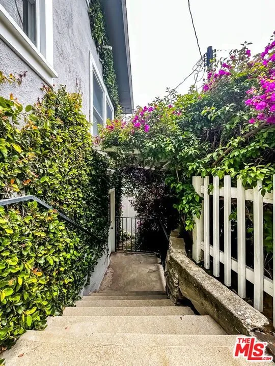 1233 Ozeta Terrace Los Angeles, CA 90069