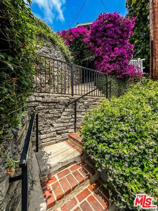 1233 Ozeta Terrace Los Angeles, CA 90069