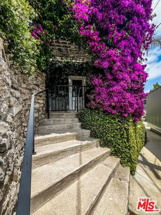 1233 Ozeta Terrace Los Angeles, CA 90069