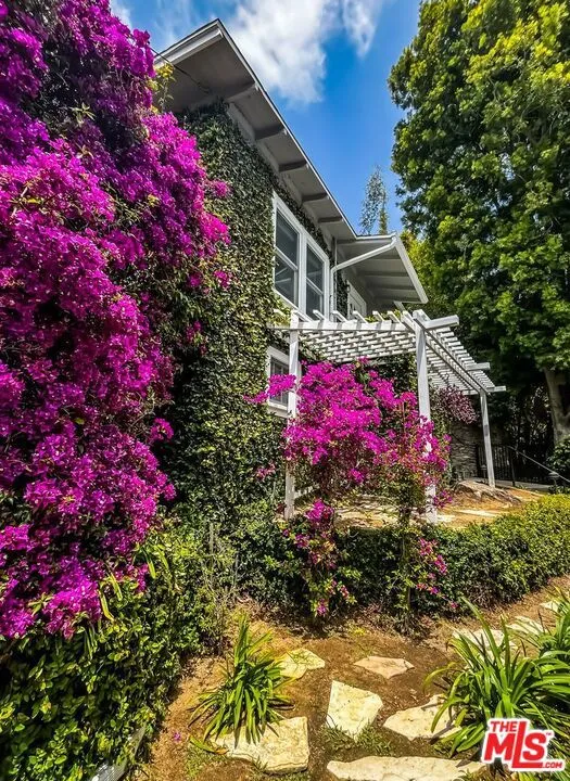 1233 Ozeta Terrace Los Angeles, CA 90069