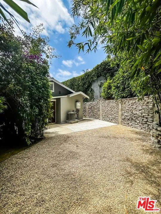 1233 Ozeta Terrace Los Angeles, CA 90069