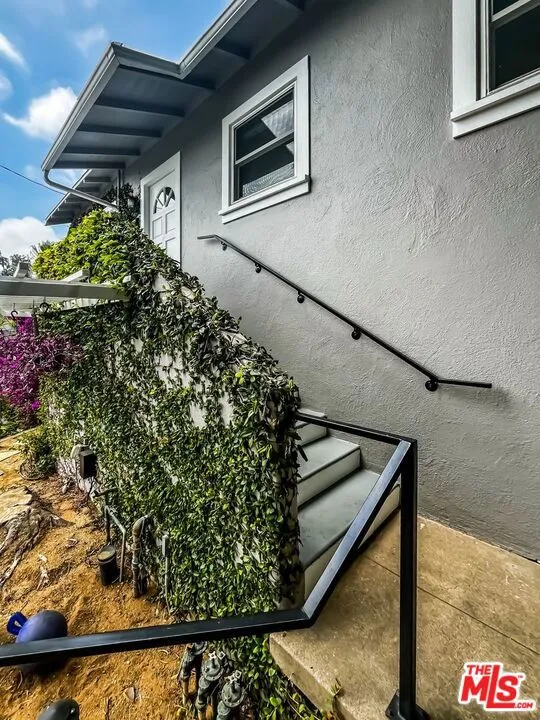 1233 Ozeta Terrace Los Angeles, CA 90069