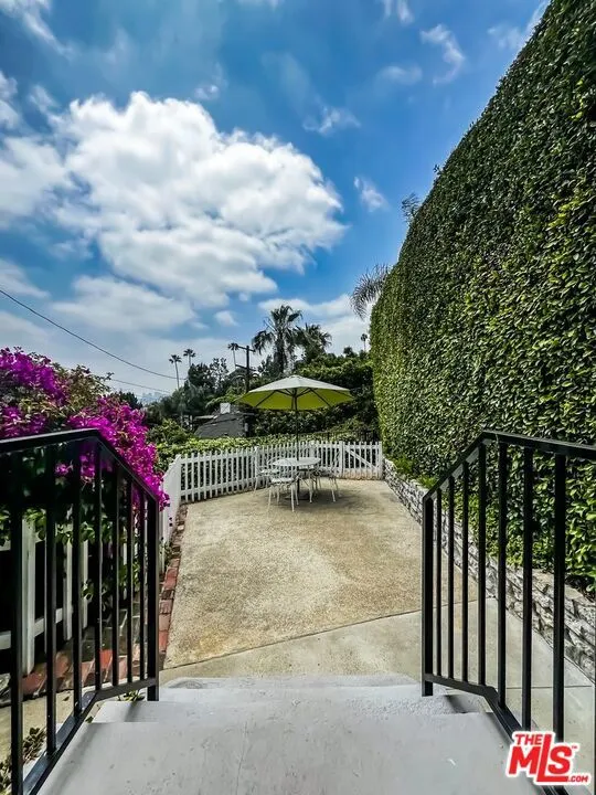 1233 Ozeta Terrace Los Angeles, CA 90069