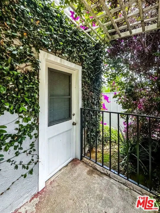 1233 Ozeta Terrace Los Angeles, CA 90069