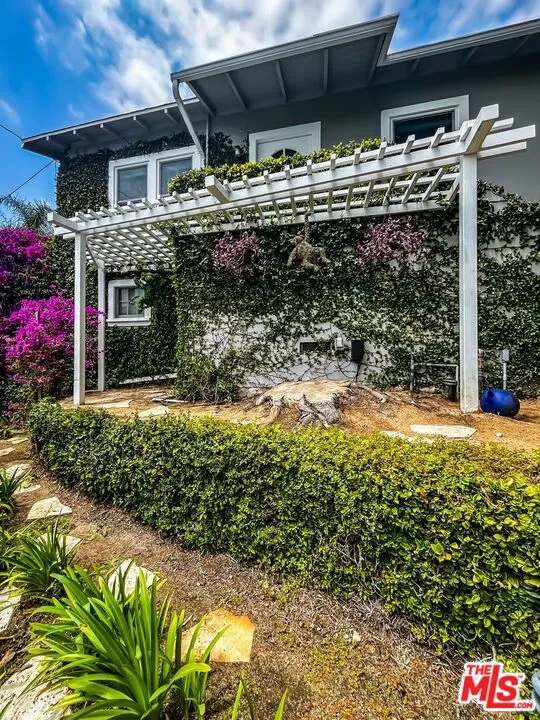 1233 Ozeta Terrace Los Angeles, CA 90069