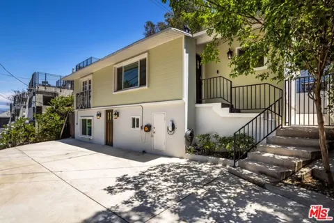 8876 Wonderland Avenue