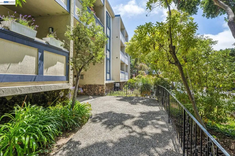 955 Shorepoint Ct #111 Alameda, CA 94501