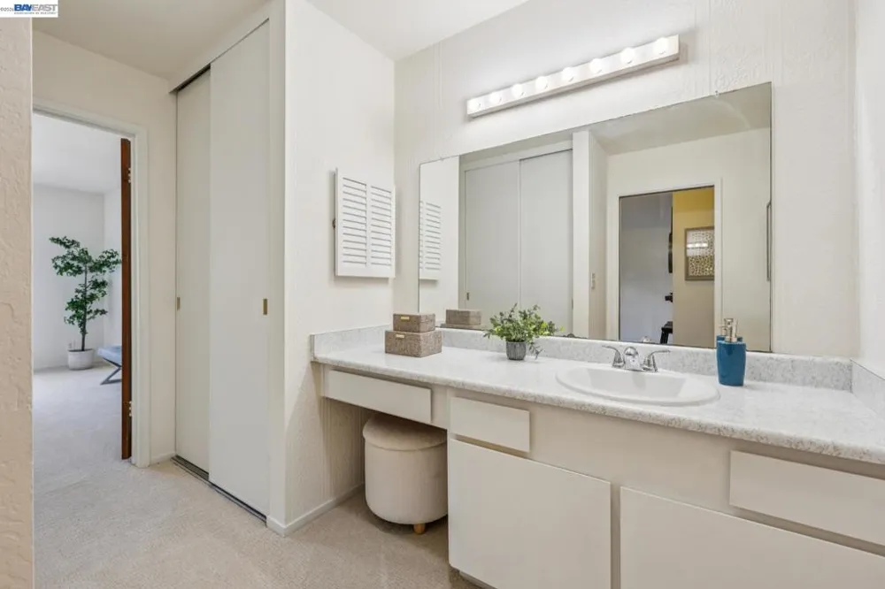 955 Shorepoint Ct #111 Alameda, CA 94501