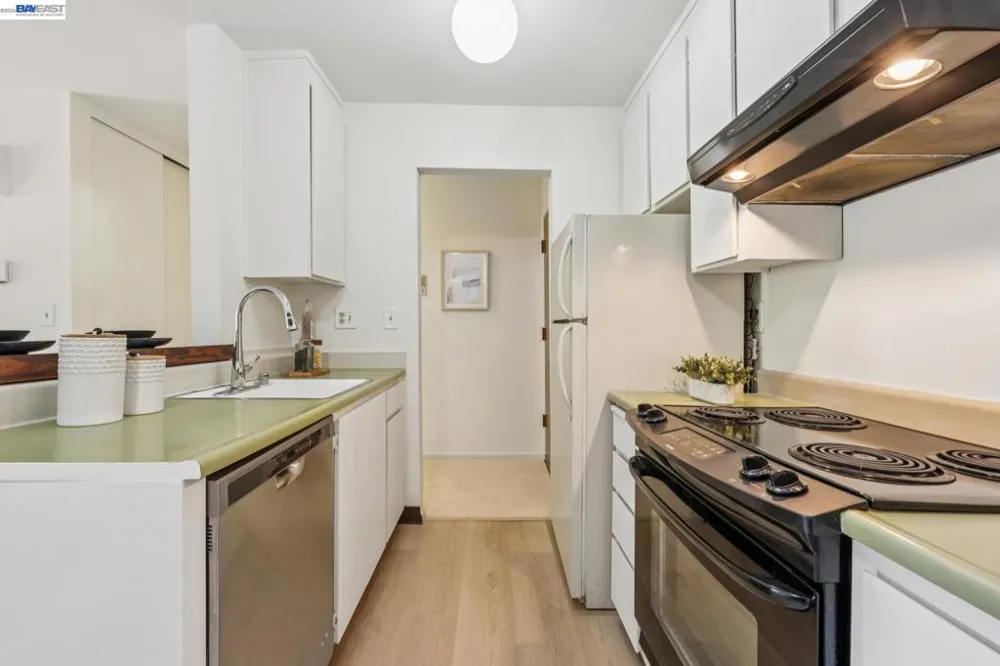 955 Shorepoint Ct #111 Alameda, CA 94501