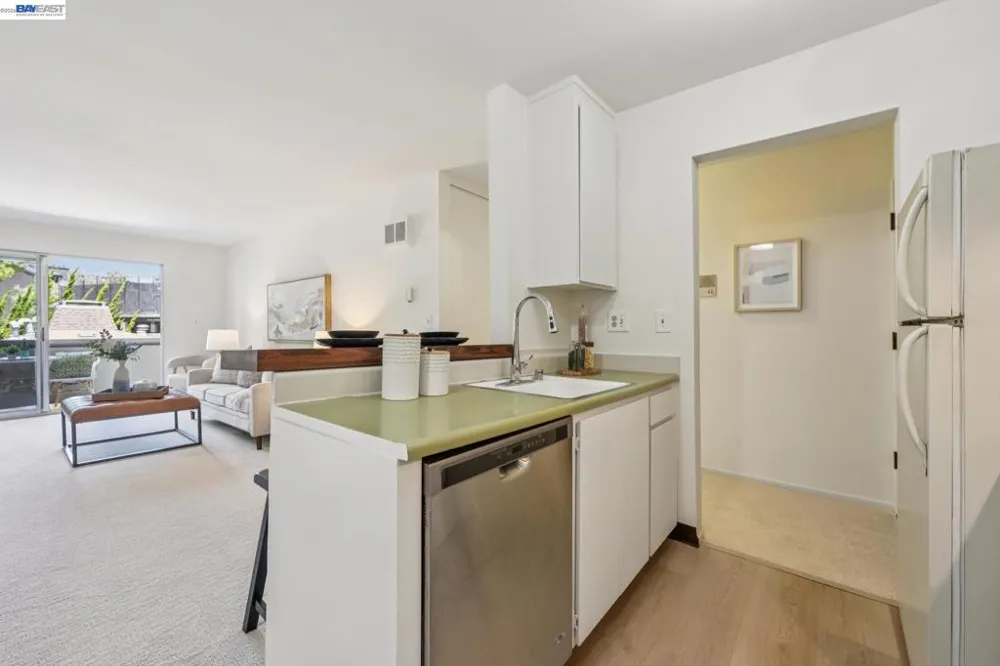 955 Shorepoint Ct #111 Alameda, CA 94501