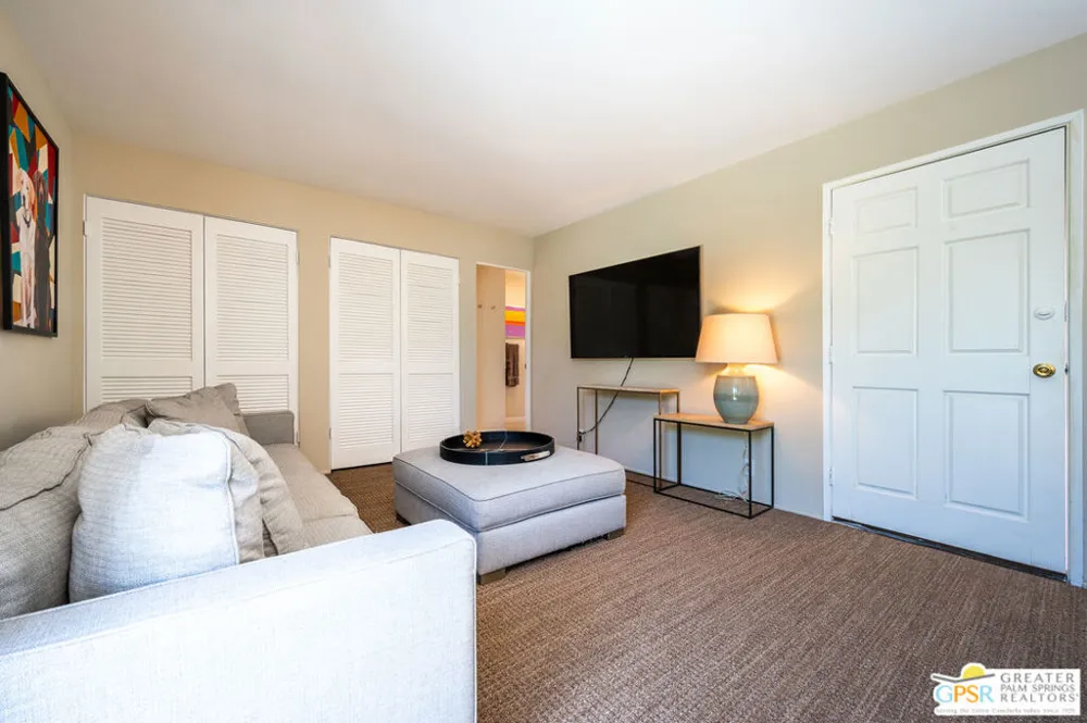 566 Sunset Way Palm Springs, CA 92262