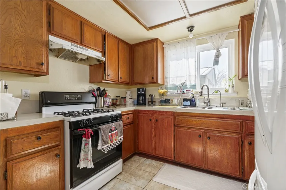 16171 Winterwood Fontana, CA 92335