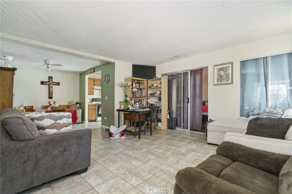 16171 Winterwood Fontana, CA 92335
