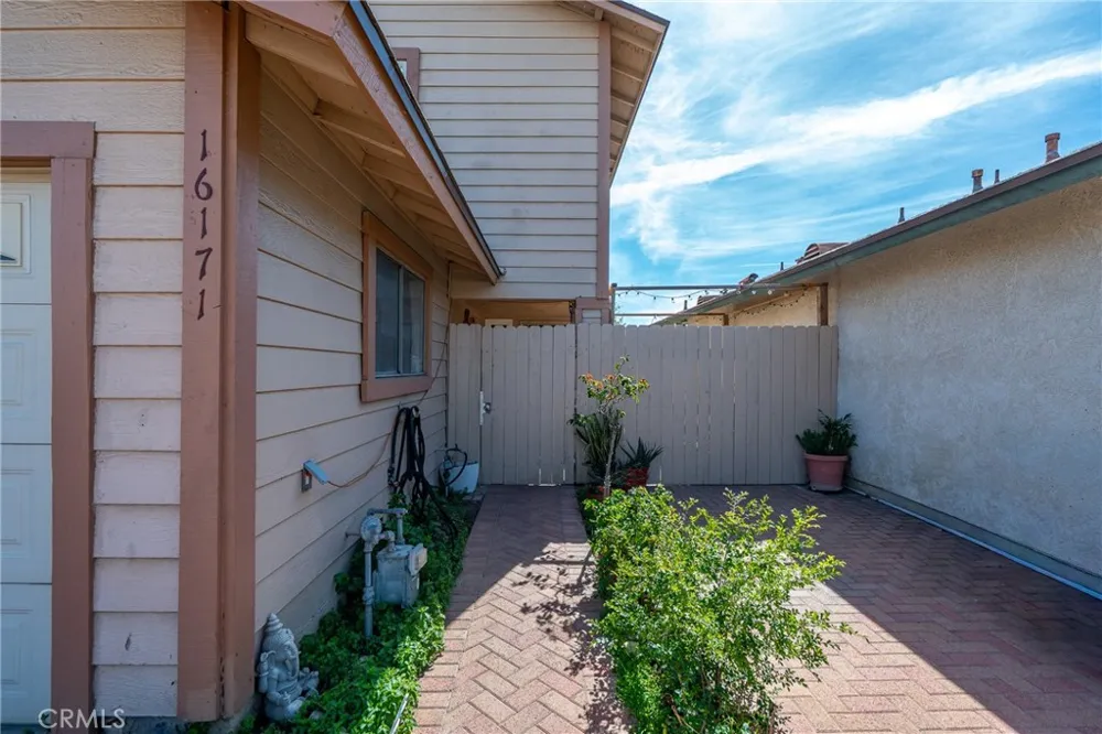 16171 Winterwood Fontana, CA 92335