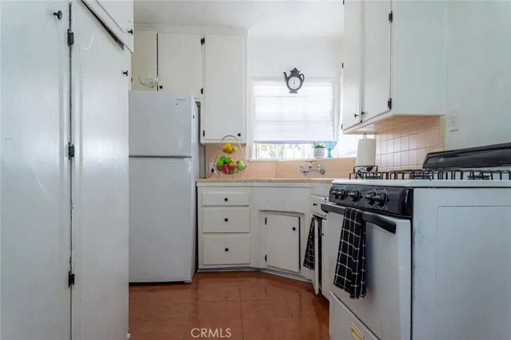 727 S Caswell Compton, CA 90220