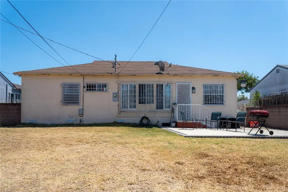 727 S Caswell Compton, CA 90220