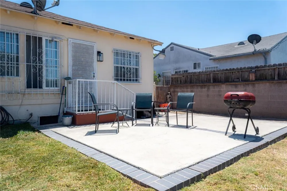 727 S Caswell Compton, CA 90220