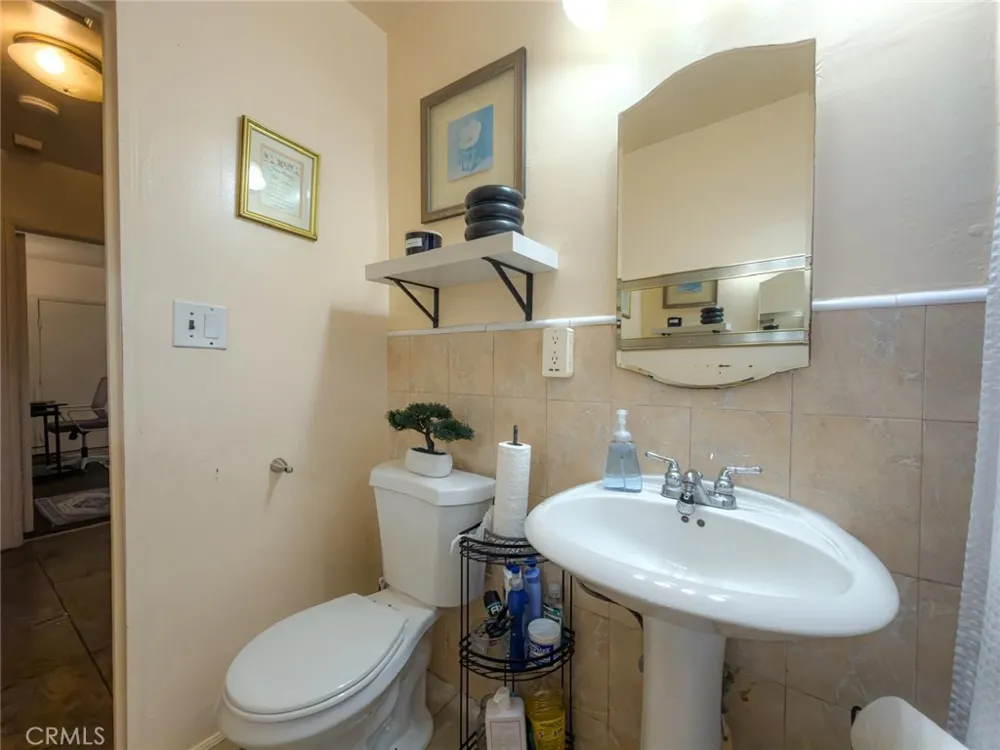 727 S Caswell Compton, CA 90220