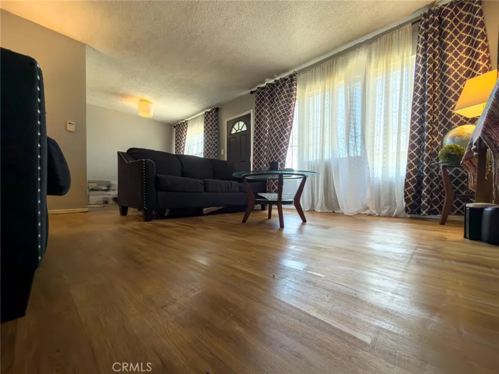 727 S Caswell Compton, CA 90220