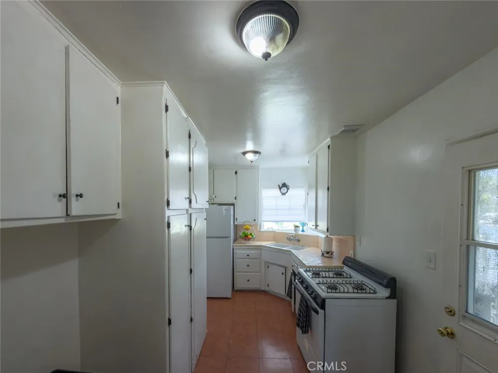 727 S Caswell Compton, CA 90220