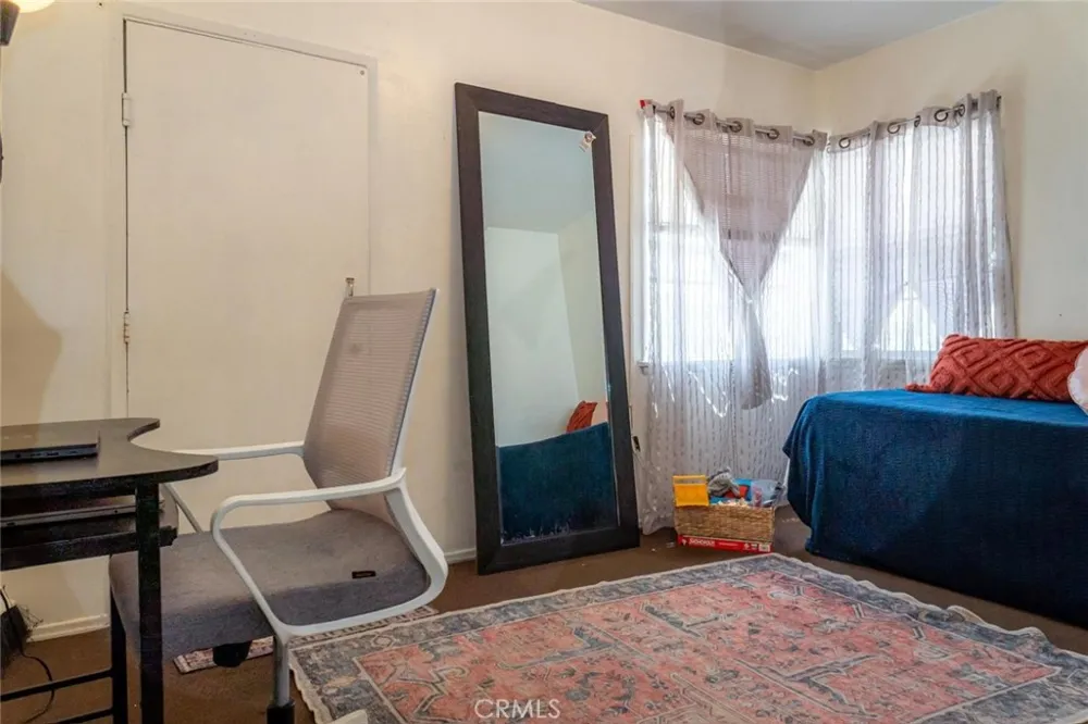 727 S Caswell Compton, CA 90220